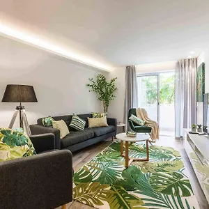 Downtown 3-bedroom Luxury Apartment